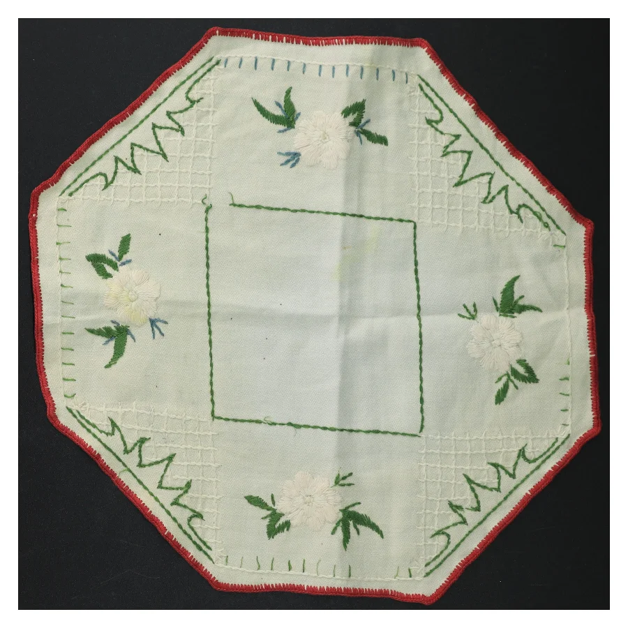 Broderet lysedug (str. 27 x 27 cm)