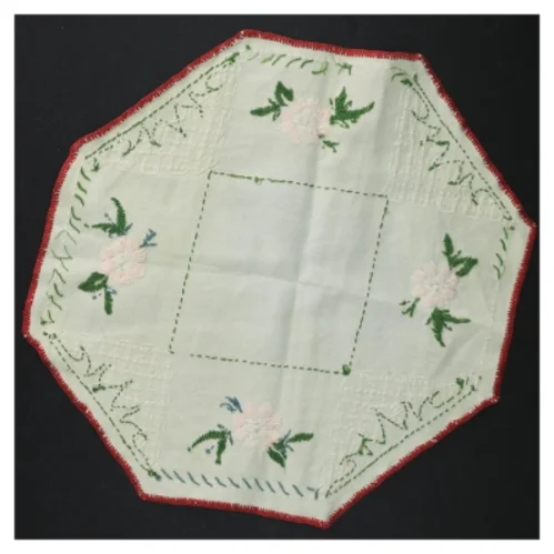 Broderet lysedug (str. 27 x 27 cm)