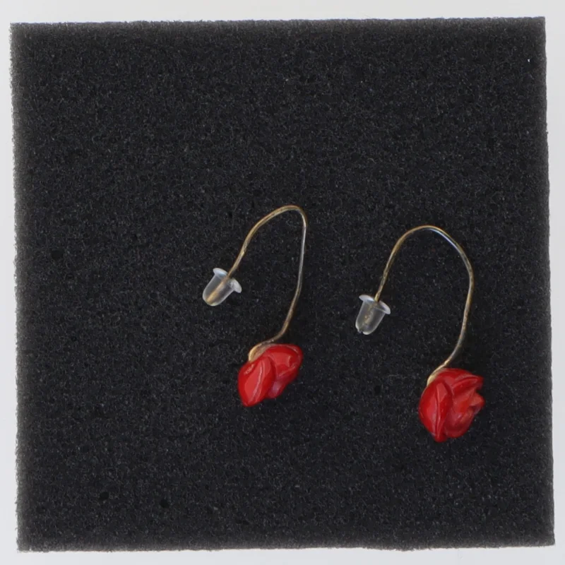 Røde blomsterøreringe