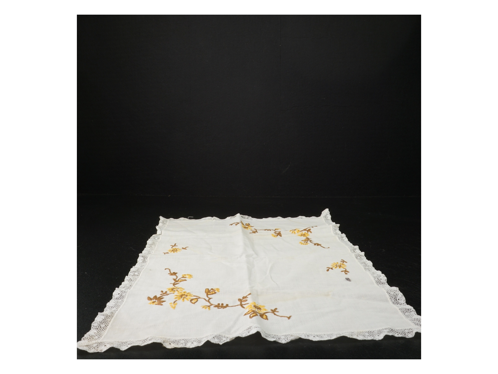 Broderet serviet med blomstermønster og blondekant (str. 31 x 45 cm)