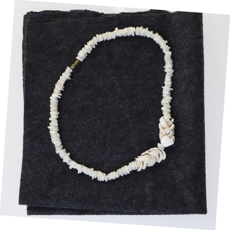 Smykke med skaller (str. 41 cm)