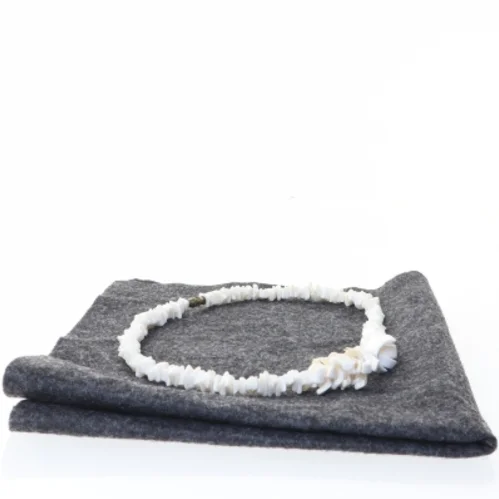 Smykke med skaller (str. 41 cm)