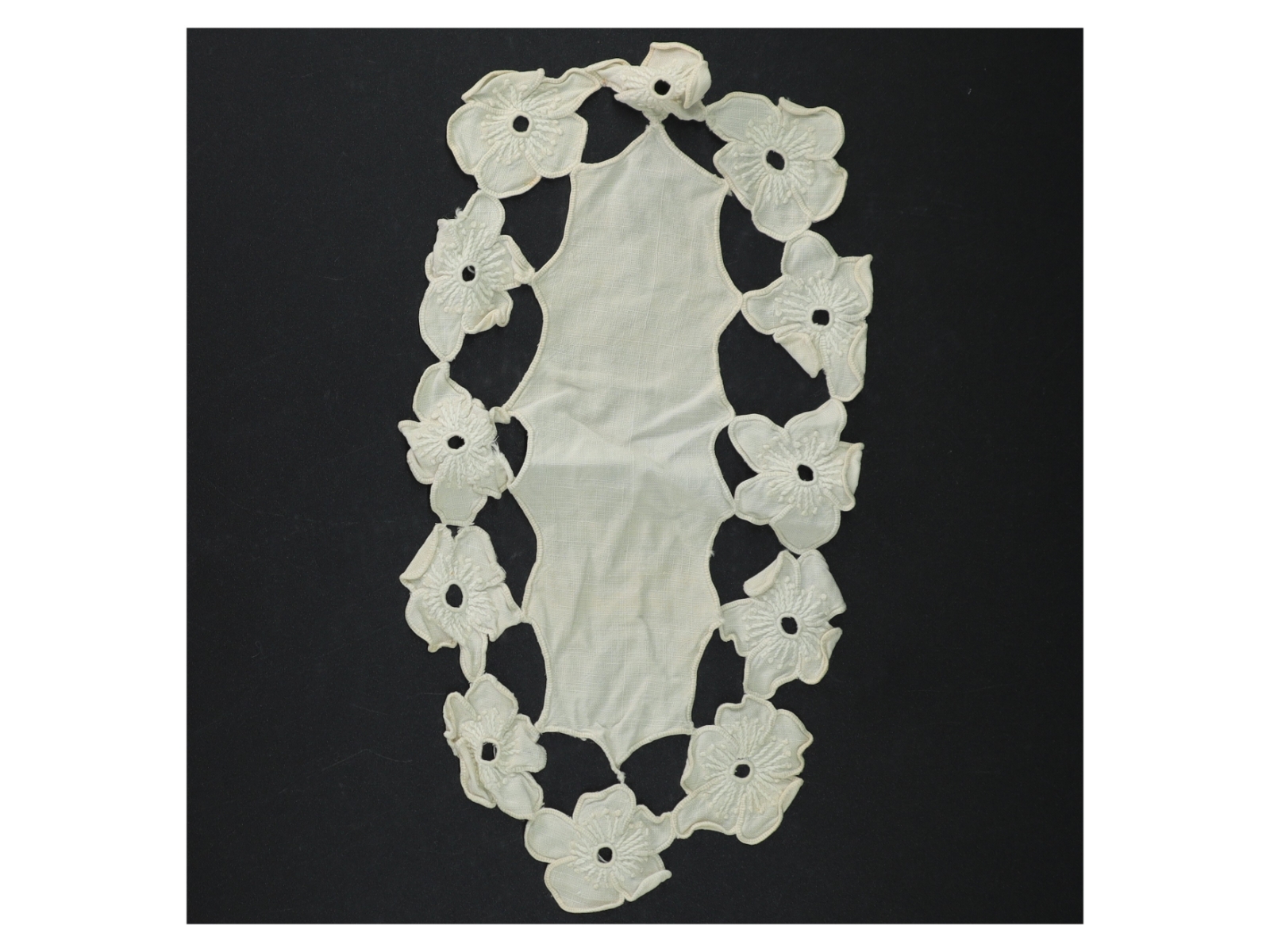 Vintage broderet pyntedug (str. 30 x. 17 cm)