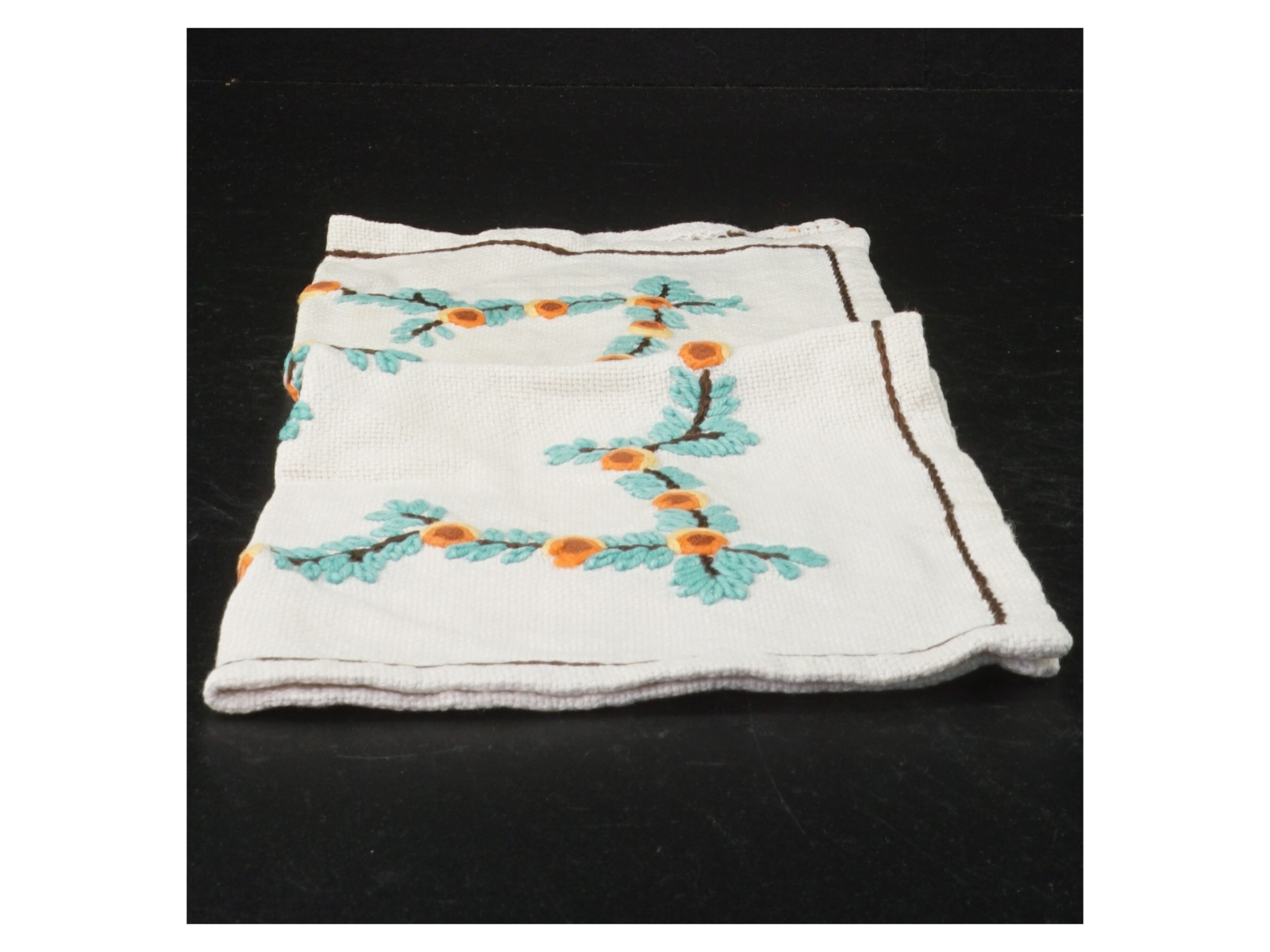 Broderet pyntedug (str. 29 x 31 cm)