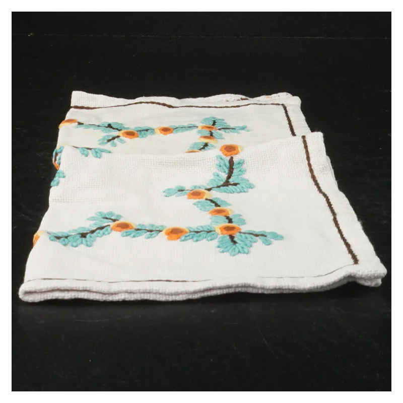 Broderet pyntedug (str. 29 x 31 cm)