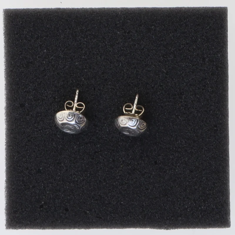 Sølvøreringe med mønster