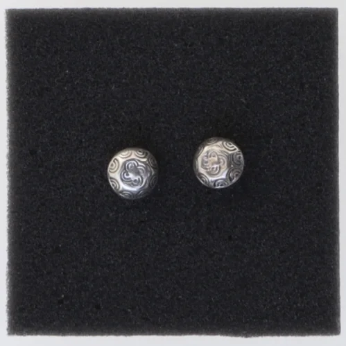 Sølvøreringe med mønster