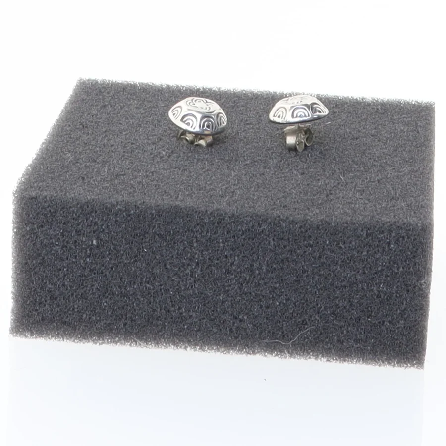 Sølvøreringe med mønster