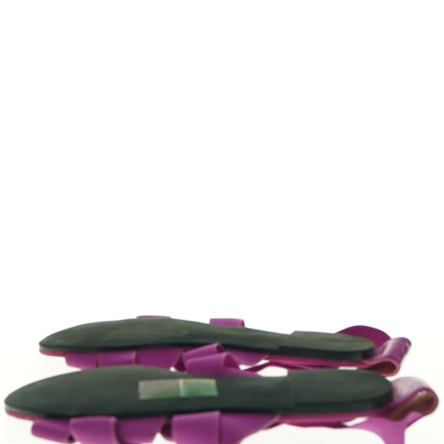 Violette sandaler med krydsremme fra Divided (str. 37)