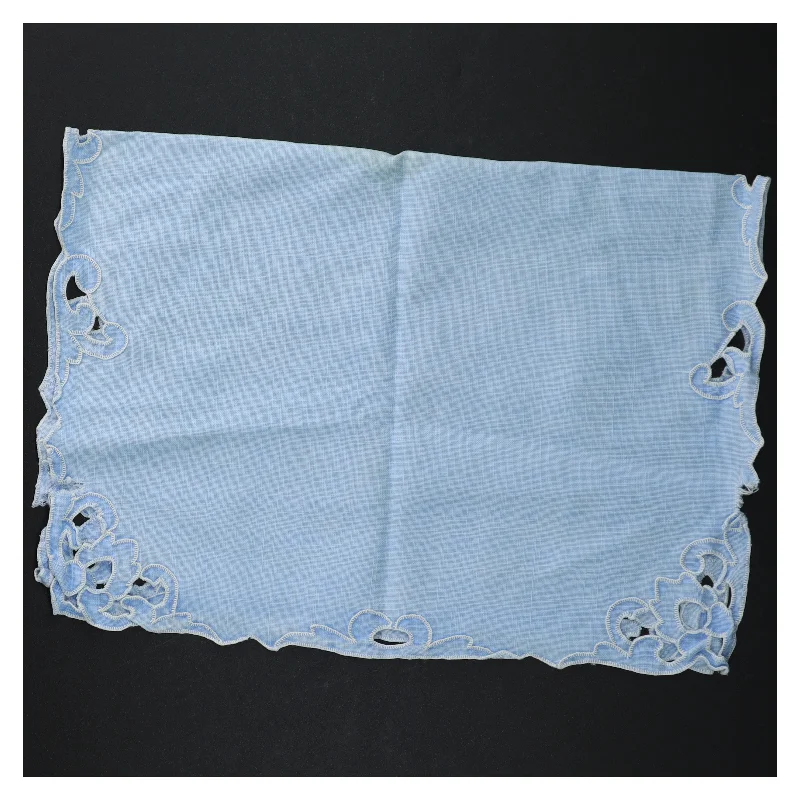 Blå dekorativ lysedug med broderi (str. 43 x 30 cm)