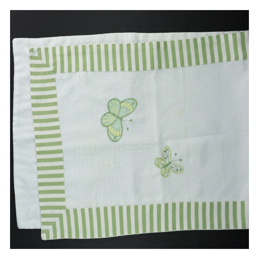 Duge med broderet sommerfugl (str. 90 x 34 cm)