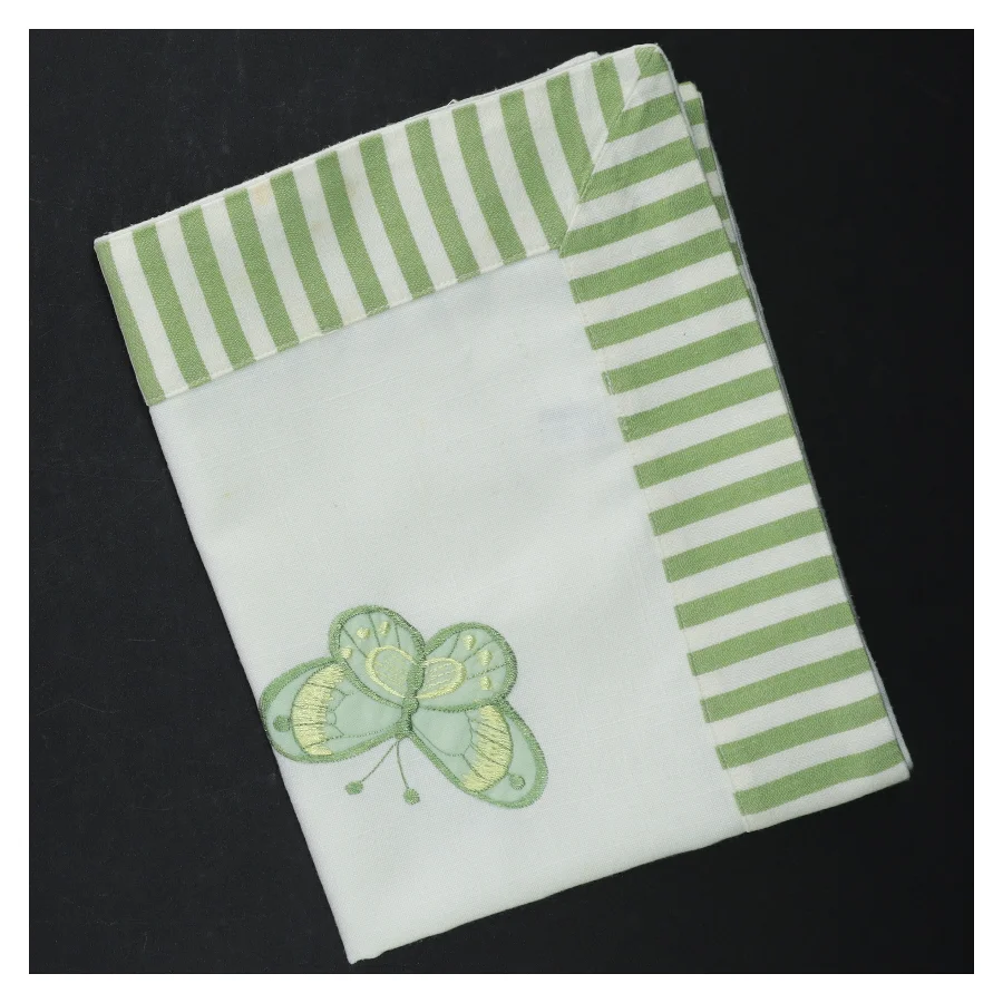 Duge med broderet sommerfugl (str. 90 x 34 cm)