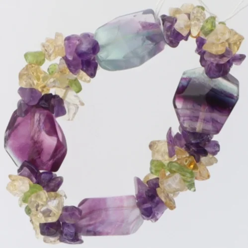 Flerfarvet armbånd med ædelsten (str. De 7 centitaleter)