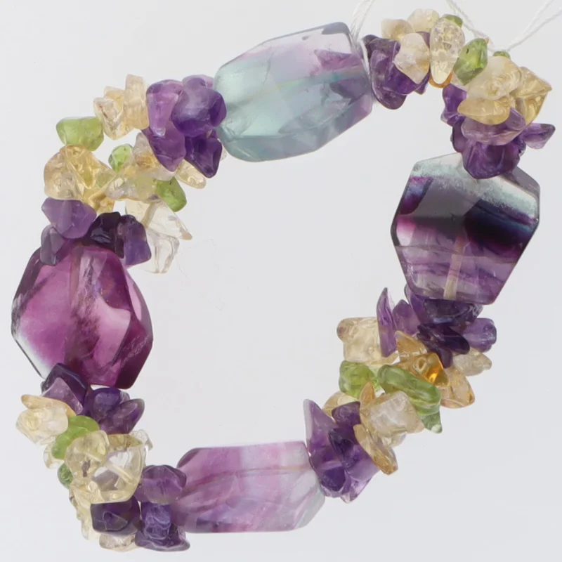 Flerfarvet armbånd med ædelsten (str. De 7 centitaleter)