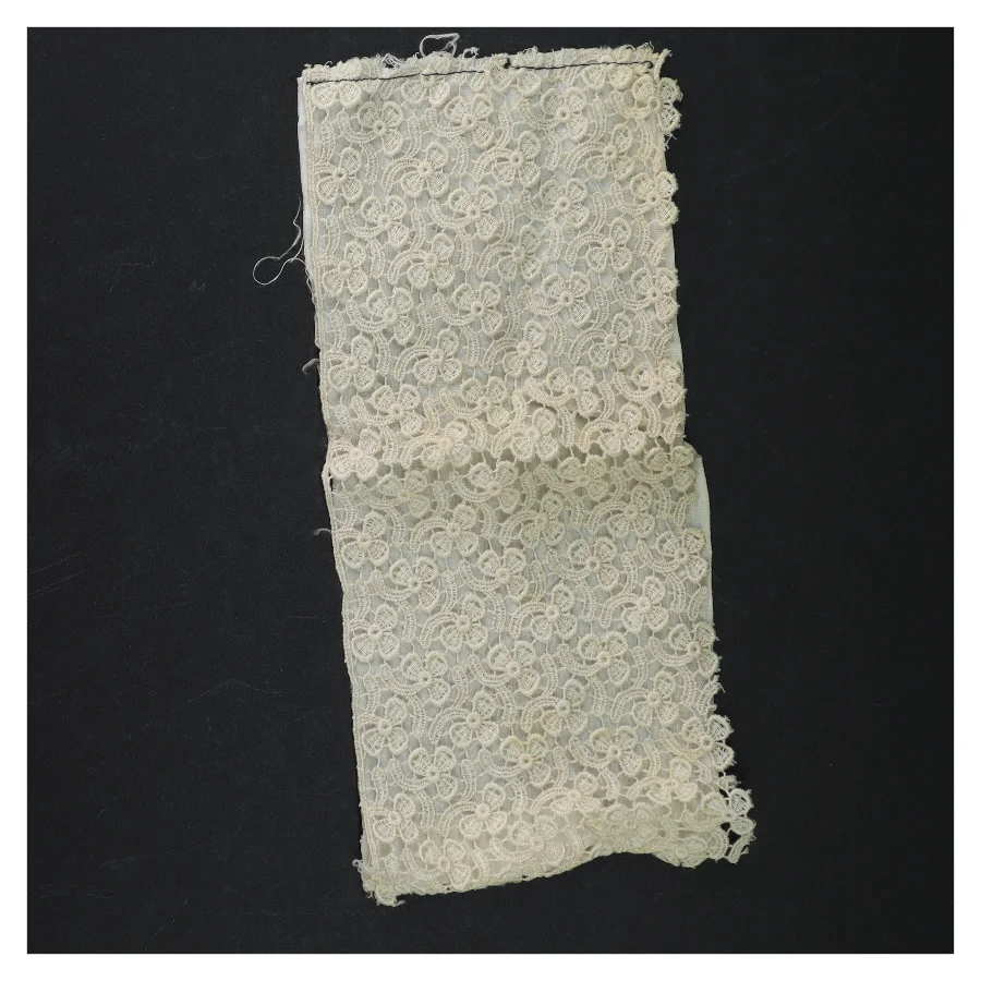 Hvidt blonde tekstil (str. 24 x 10 cm)