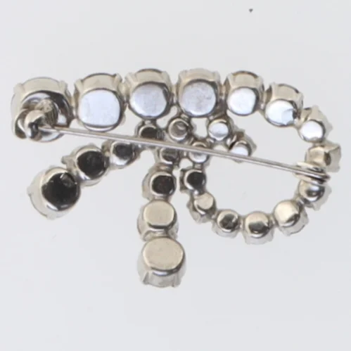 Sølvfarvet broche med sten (str. 4 cm)