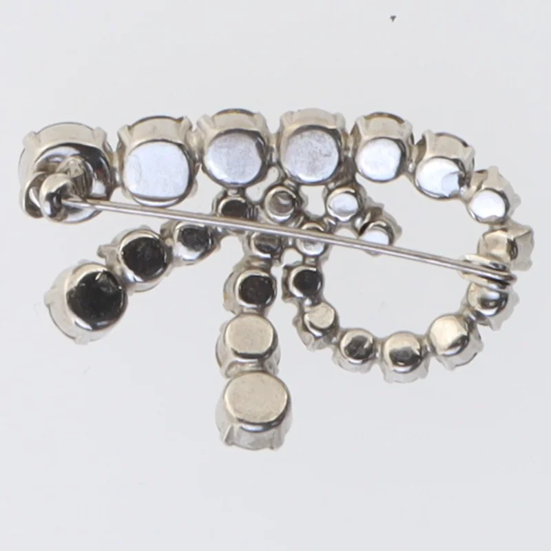 Sølvfarvet broche med sten (str. 4 cm)