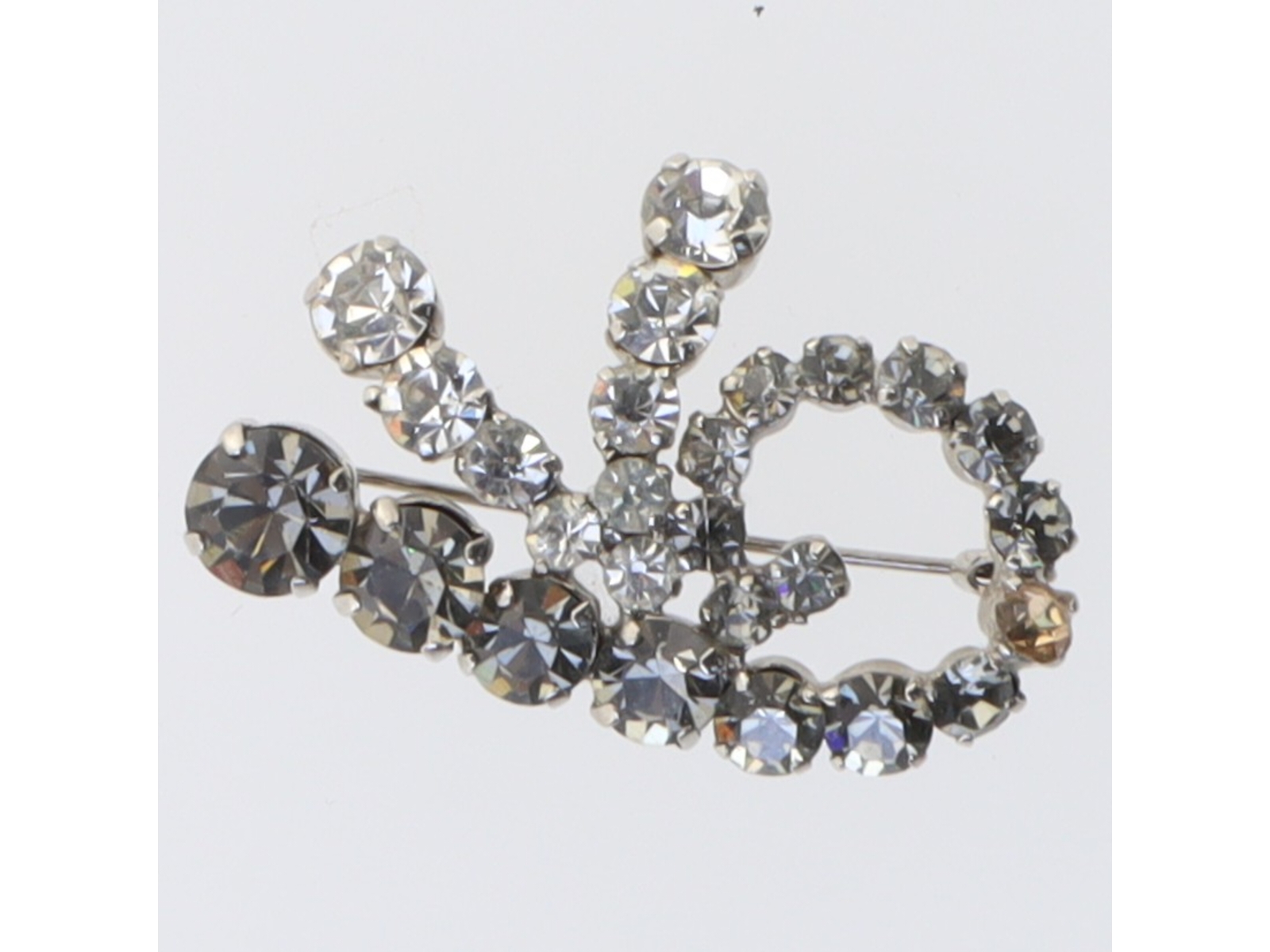 Sølvfarvet broche med sten (str. 4 cm)