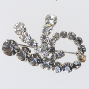 Sølvfarvet broche med sten (str. 4 cm)