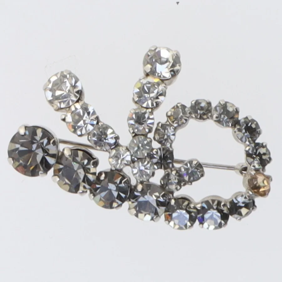 Sølvfarvet broche med sten (str. 4 cm)