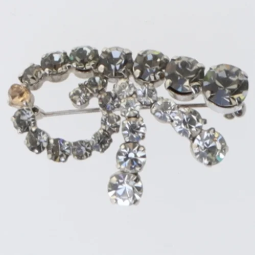 Sølvfarvet broche med sten (str. 4 cm)