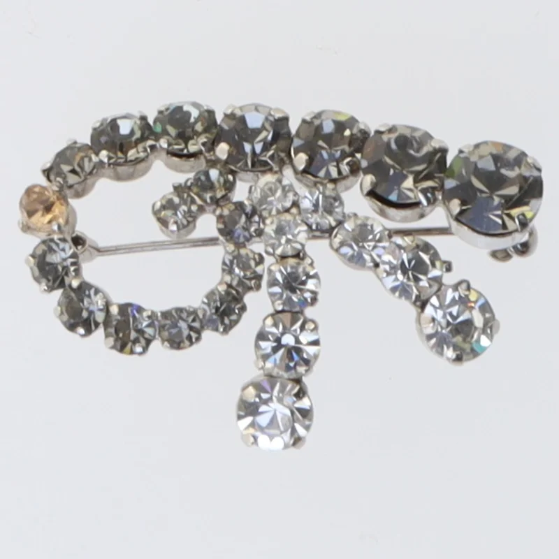 Sølvfarvet broche med sten (str. 4 cm)