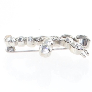 Sølvfarvet broche med sten (str. 4 cm)