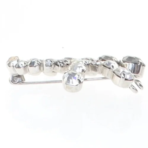 Sølvfarvet broche med sten (str. 4 cm)