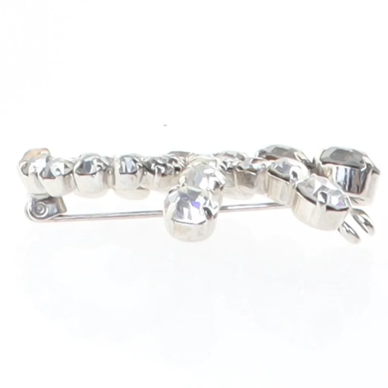 Sølvfarvet broche med sten (str. 4 cm)