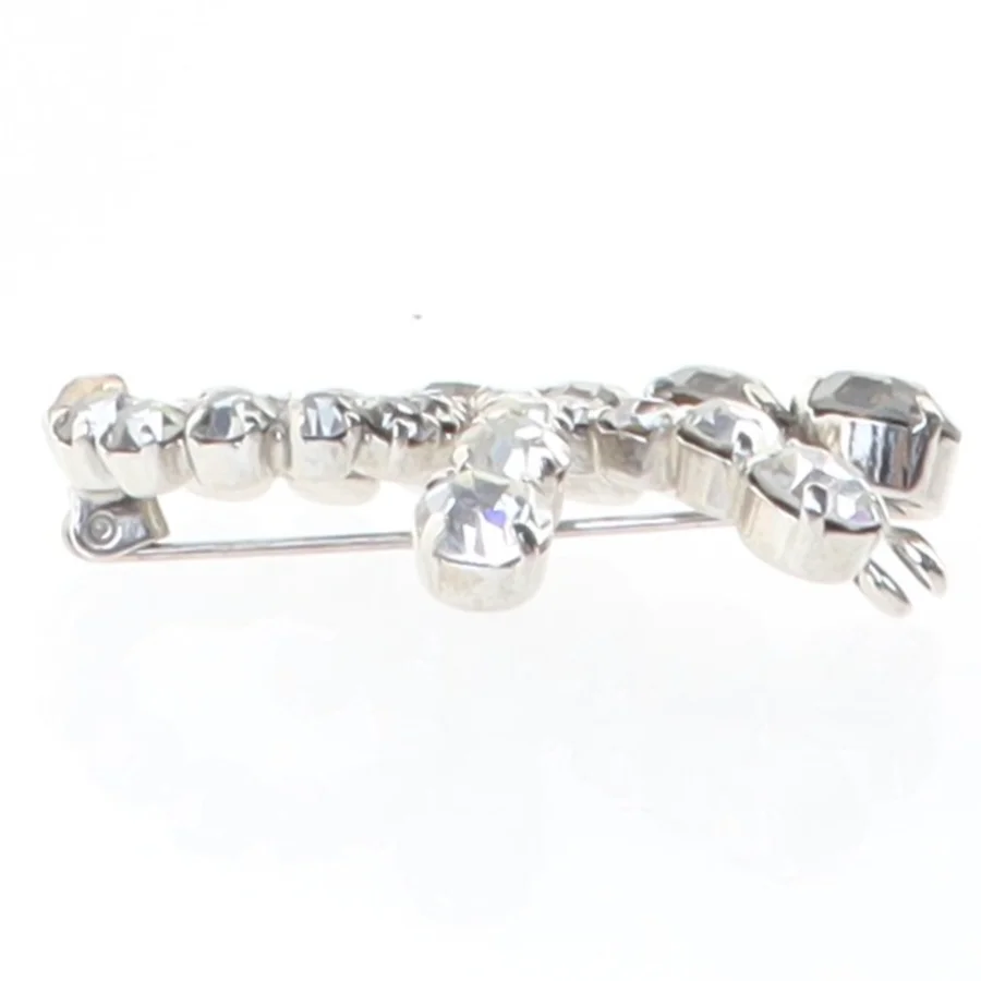 Sølvfarvet broche med sten (str. 4 cm)