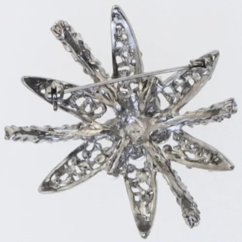 Sølvfarvet stjerneformet broche (str. 5,5 cm)