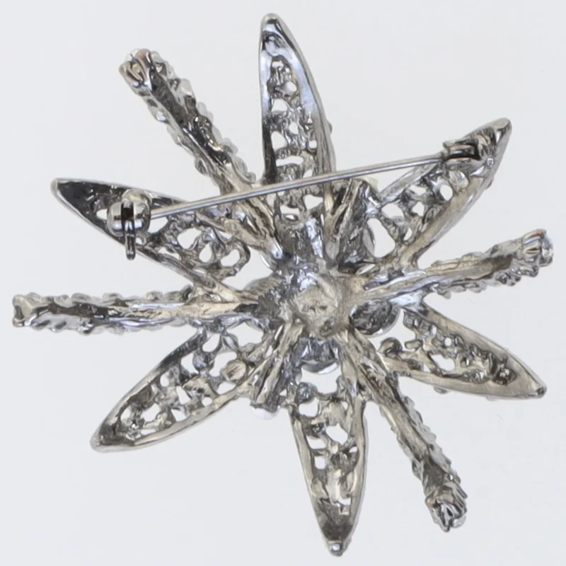Sølvfarvet stjerneformet broche (str. 5,5 cm)