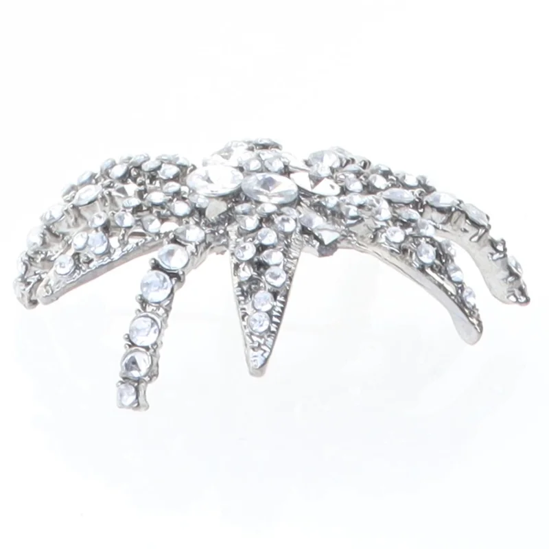 Sølvfarvet stjerneformet broche (str. 5,5 cm)