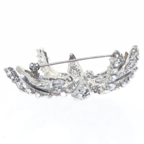 Sølvfarvet stjerneformet broche (str. 5,5 cm)