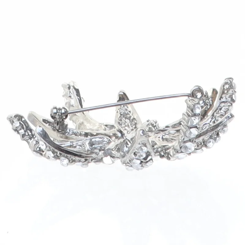 Sølvfarvet stjerneformet broche (str. 5,5 cm)