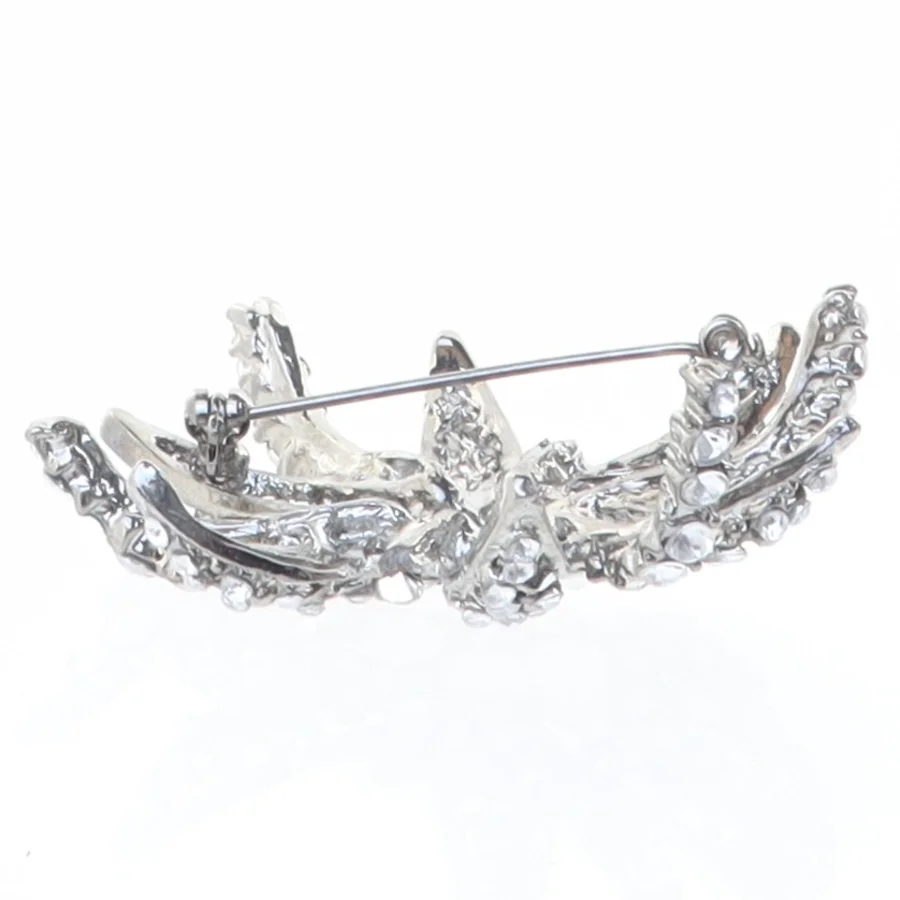 Sølvfarvet stjerneformet broche (str. 5,5 cm)