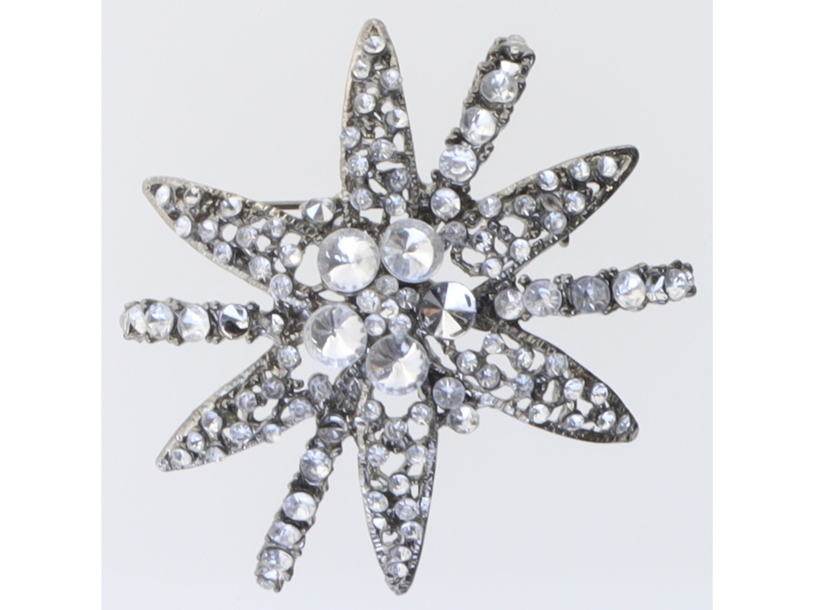 Sølvfarvet stjerneformet broche (str. 5,5 cm)