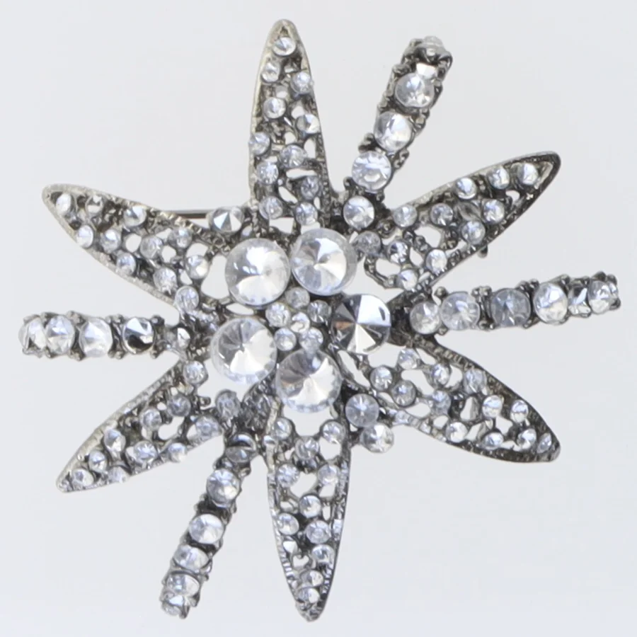 Sølvfarvet stjerneformet broche (str. 5,5 cm)
