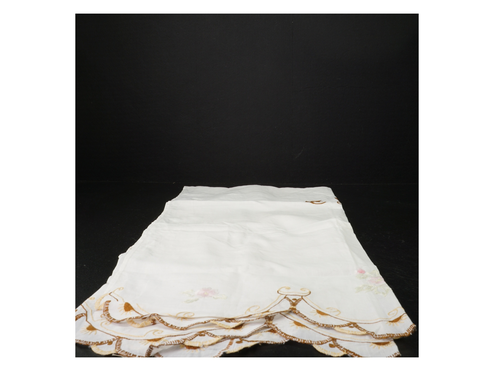 Broderet dug (str. 50 x 130 cm)