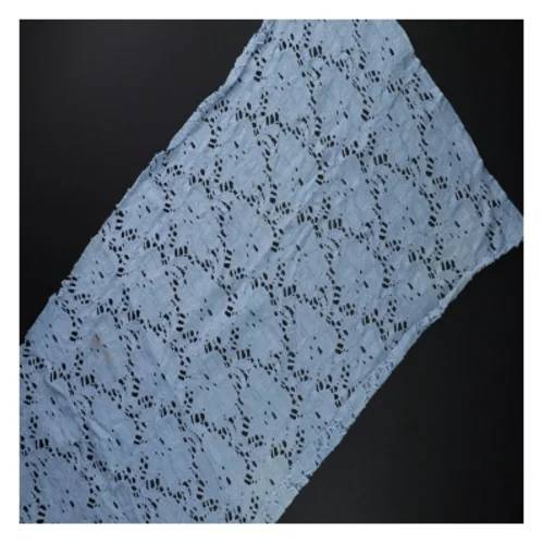 Blåt hulmønstret tekstil (str. 40 x 120 cm)