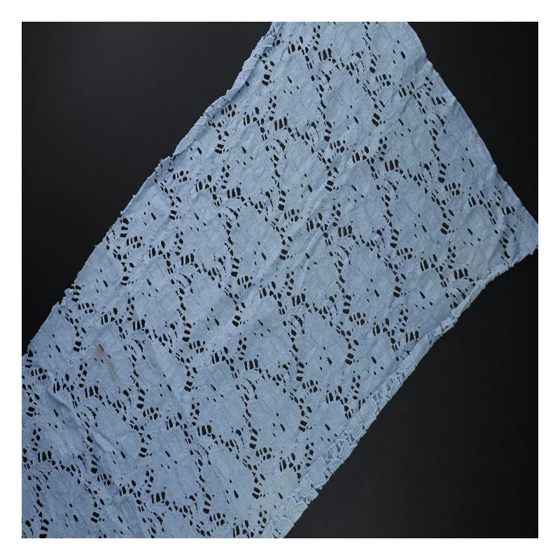 Blåt hulmønstret tekstil (str. 40 x 120 cm)