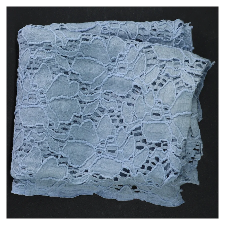 Blåt hulmønstret tekstil (str. 40 x 120 cm)