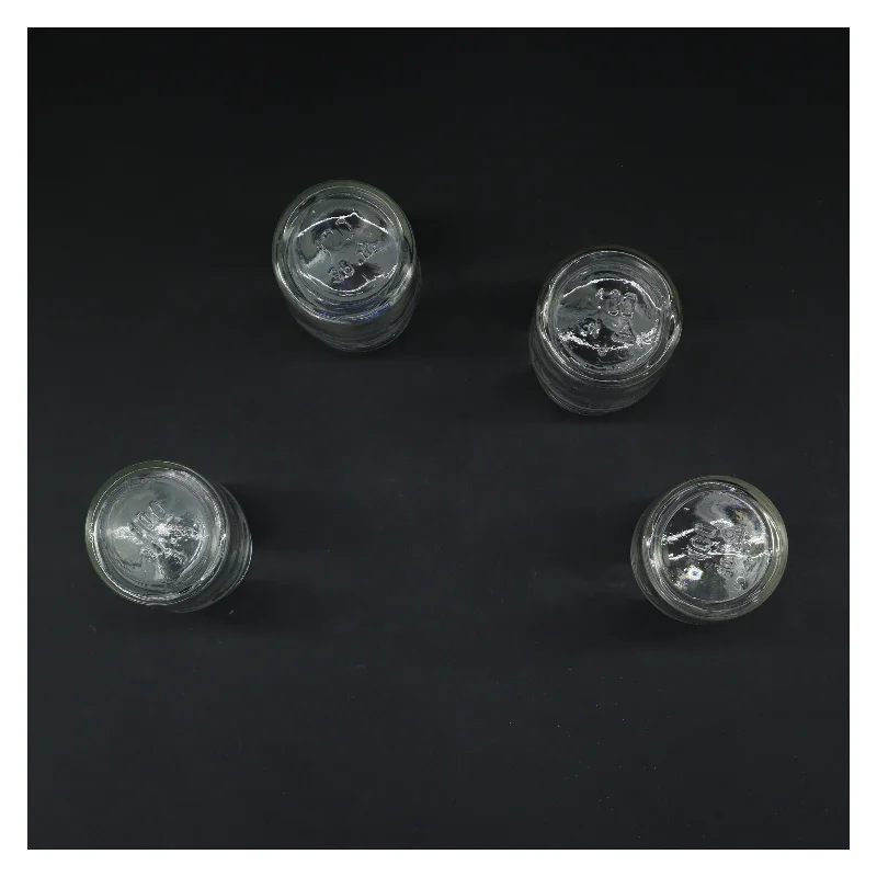 Fire små glasbeholdere (str. 4 stk 10 cm)