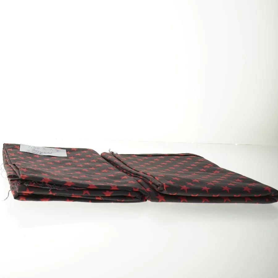 Sort bomuldslærred med røde stjerner (str. 130 x 190 cm)