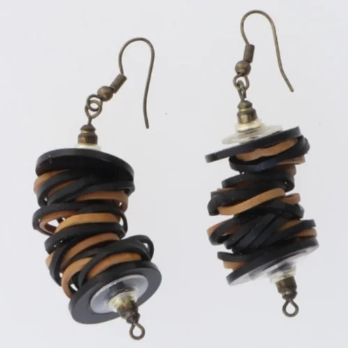 Håndlavede øreringe med perler og træ (str. 4,5 cm)