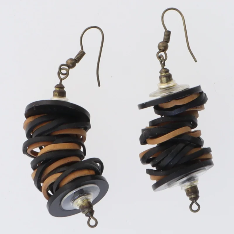 Håndlavede øreringe med perler og træ (str. 4,5 cm)