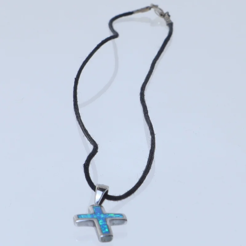 Flettet halskæde med kors vedhæng (str. 40 cm)