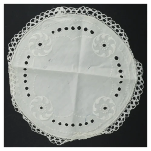 Hvidt broderet dækkeserviet (str. Ø. 25 cm)