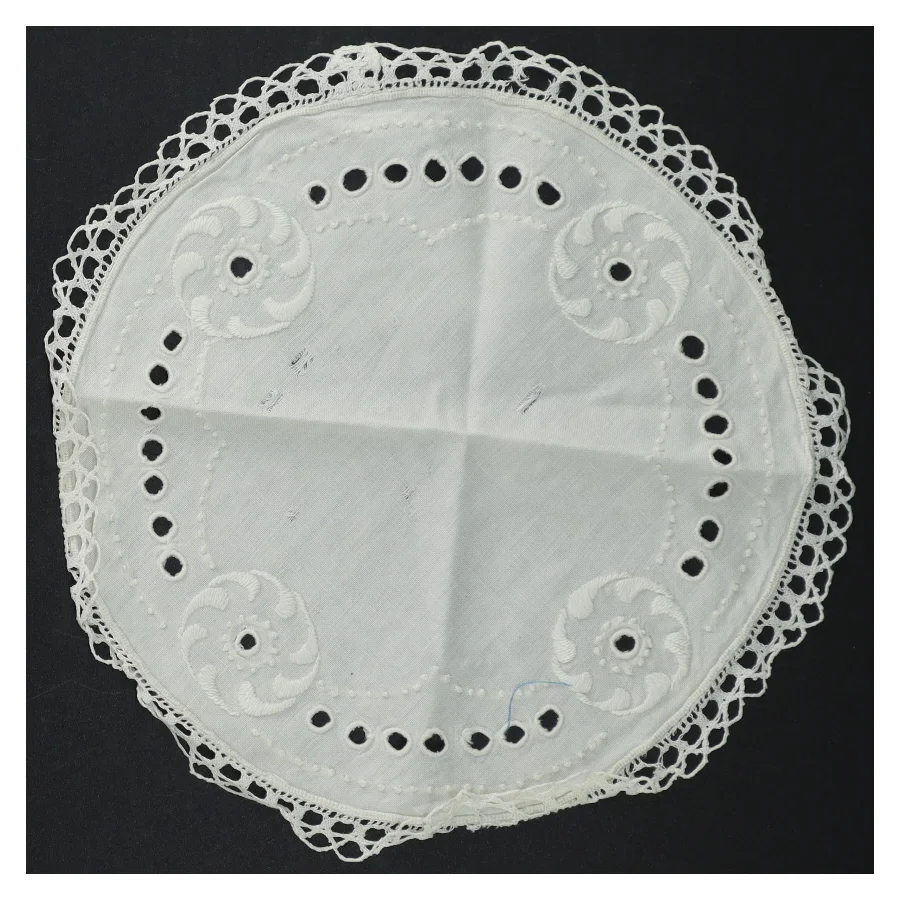 Hvidt broderet dækkeserviet (str. Ø. 25 cm)