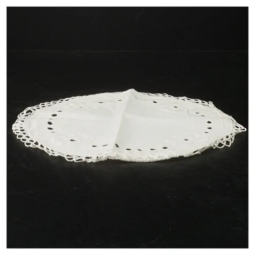 Hvidt broderet dækkeserviet (str. Ø. 25 cm)